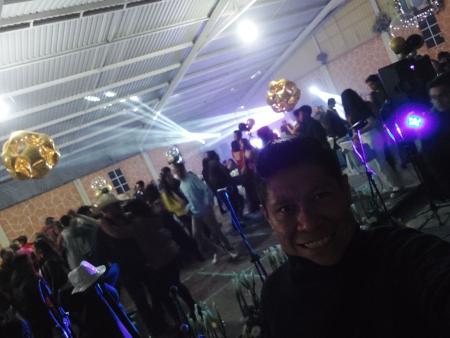 Cubriendo un evento, cantando con BANDA REAL DEL ÁLAMO y REAL SONORA.