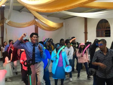 Bailando con el público, en una presentación.