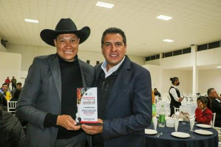 Recibiendo el reconocimiento por la trayectoria musical, en manos del Ing. Abuzeid.