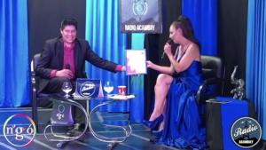 Recibiendo el reconocimiento, en manos de SARITA ALCANTARA, en la segunda visita al programa en vivo NOCHES DE SESIÓN de RADIO ACAMBAY y N`GO tv.